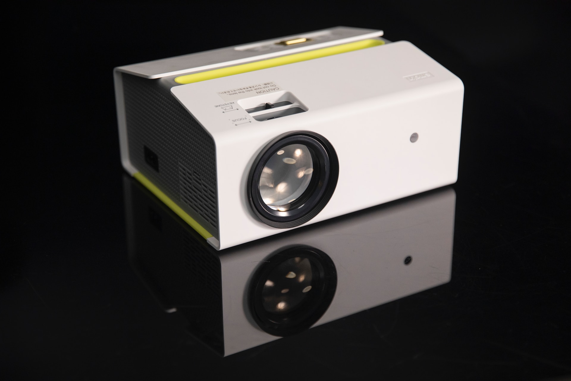 Projektor Optoma EH412STX: Niezawodne rozwiązanie do kina domowego i prezentacji biznesowych