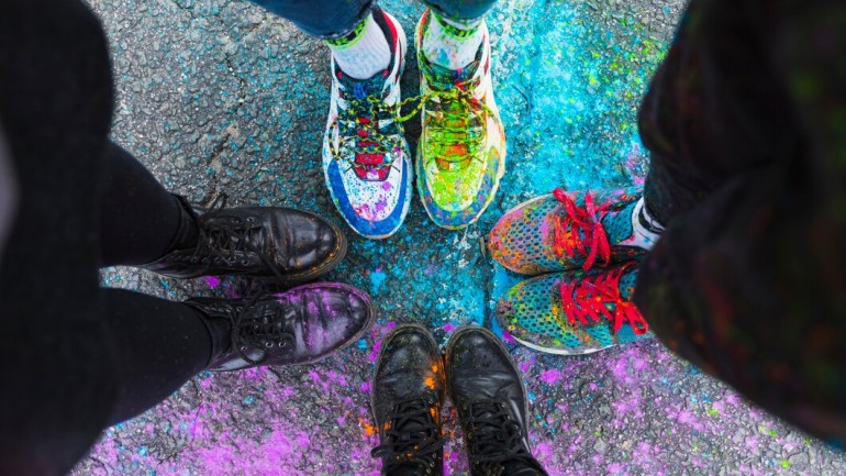 Jak efektownie zestawić obuwie w różnych kolorach i fasonach – inspiracje i porady
