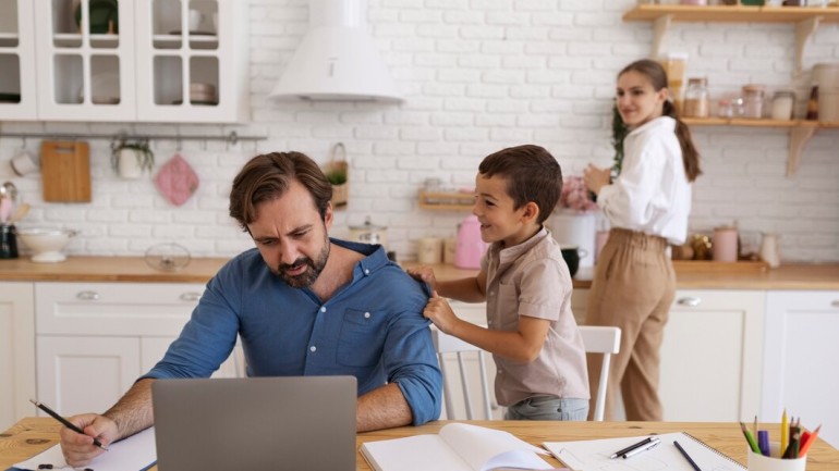 Jak skutecznie łączyć pracę zawodową z obowiązkami rodzicielskimi?