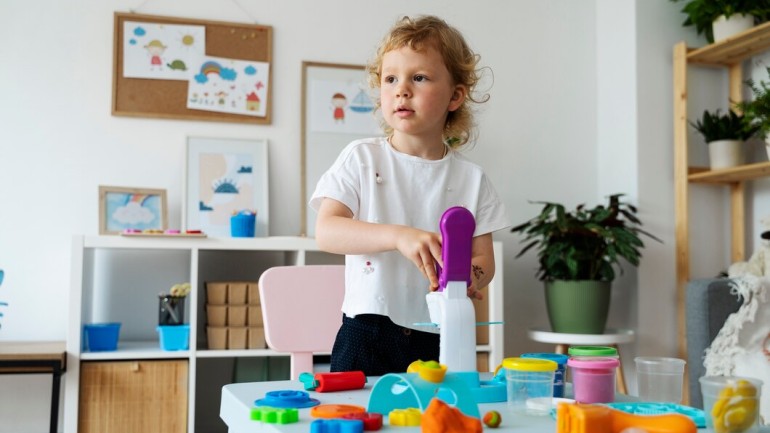 Jak metoda Montessori wspiera wielowymiarowy rozwój dziecka w przedszkolu?