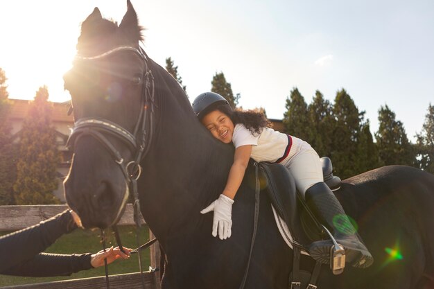 Jak dobrać odpowiednią paszę dla konia sportowego?